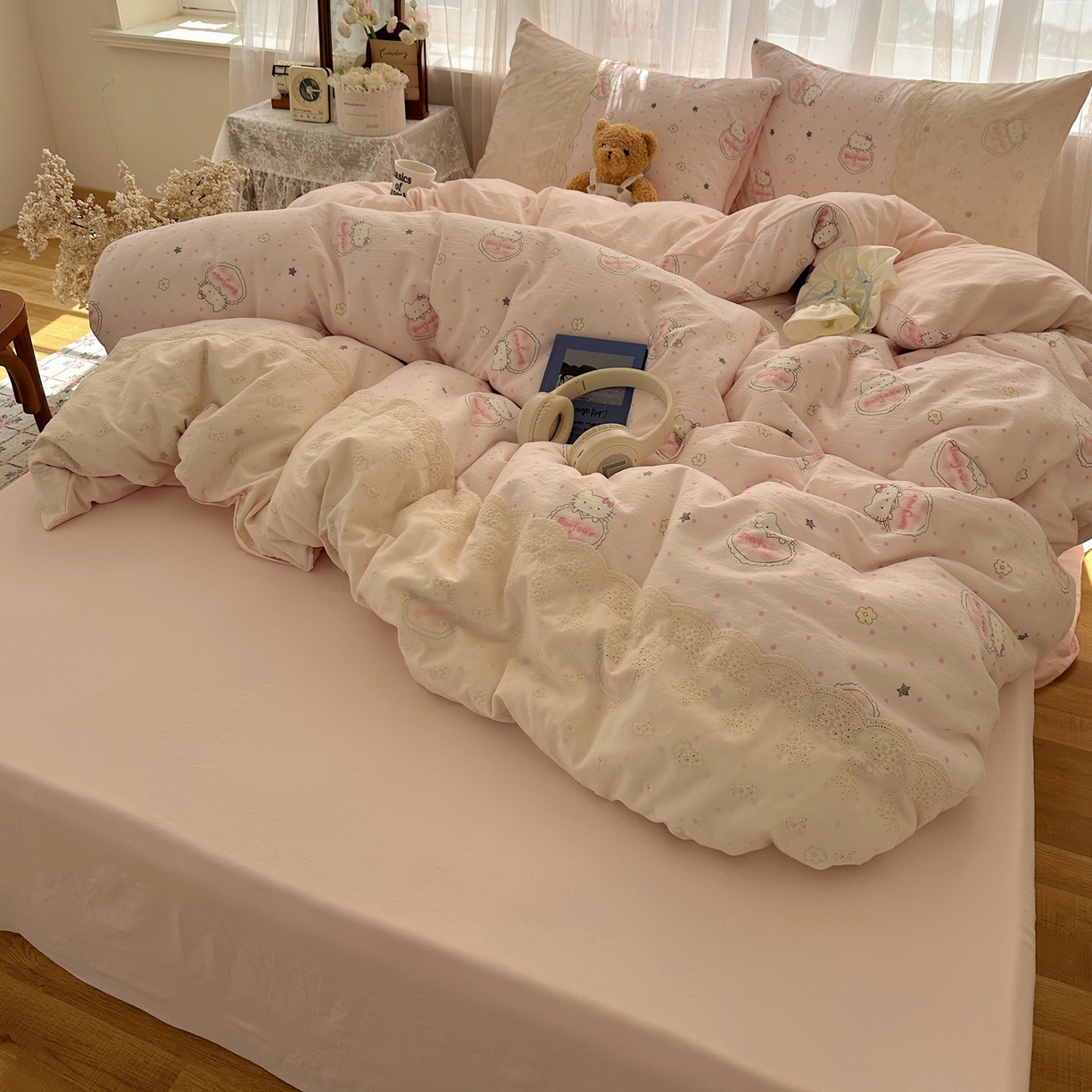 91家纺网 家纺一手货源 找家纺 顾里家纺 2025新款蕾丝花边卡哇伊云感皱皱纱四件套套件 爱心猫咪粉