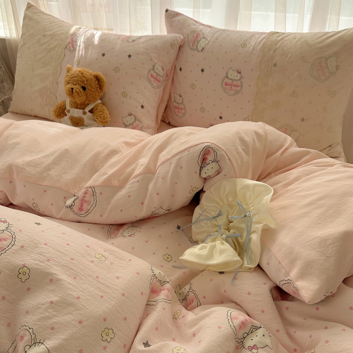 91家纺网 家纺一手货源 找家纺 顾里家纺 2025新款蕾丝花边卡哇伊云感皱皱纱四件套套件 爱心猫咪粉