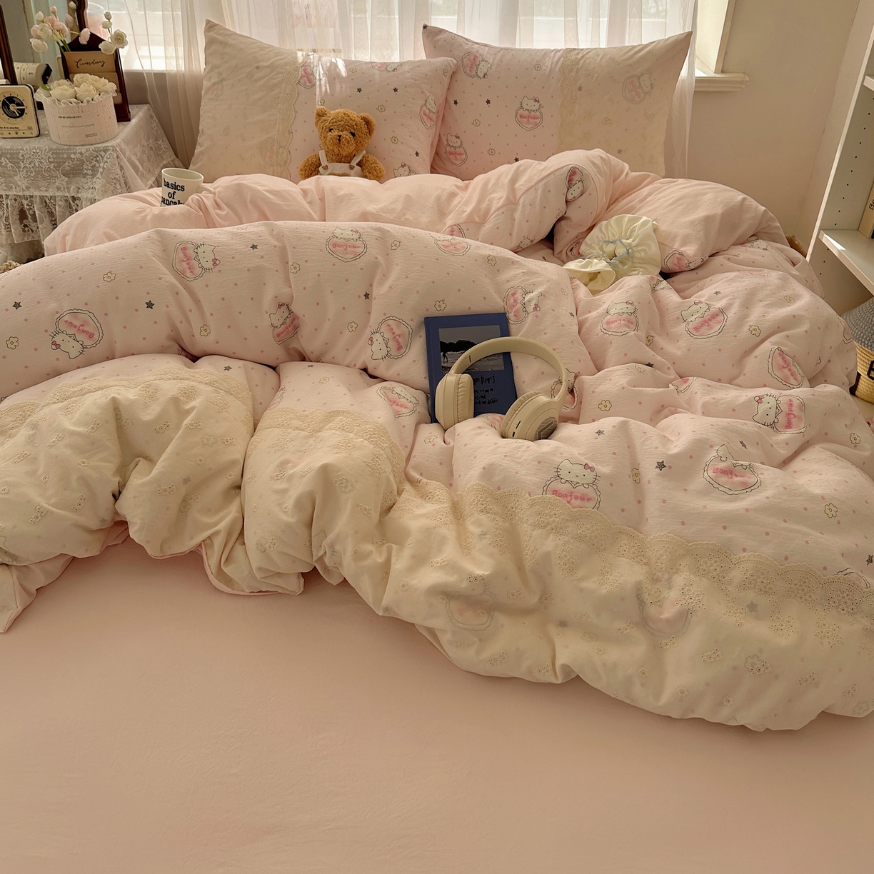 91家纺网 家纺一手货源 找家纺 顾里家纺 2025新款蕾丝花边卡哇伊云感皱皱纱四件套套件 爱心猫咪粉