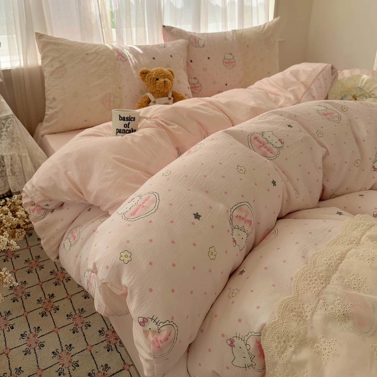 91家纺网 家纺一手货源 找家纺 顾里家纺 2025新款蕾丝花边卡哇伊云感皱皱纱四件套套件 爱心猫咪粉