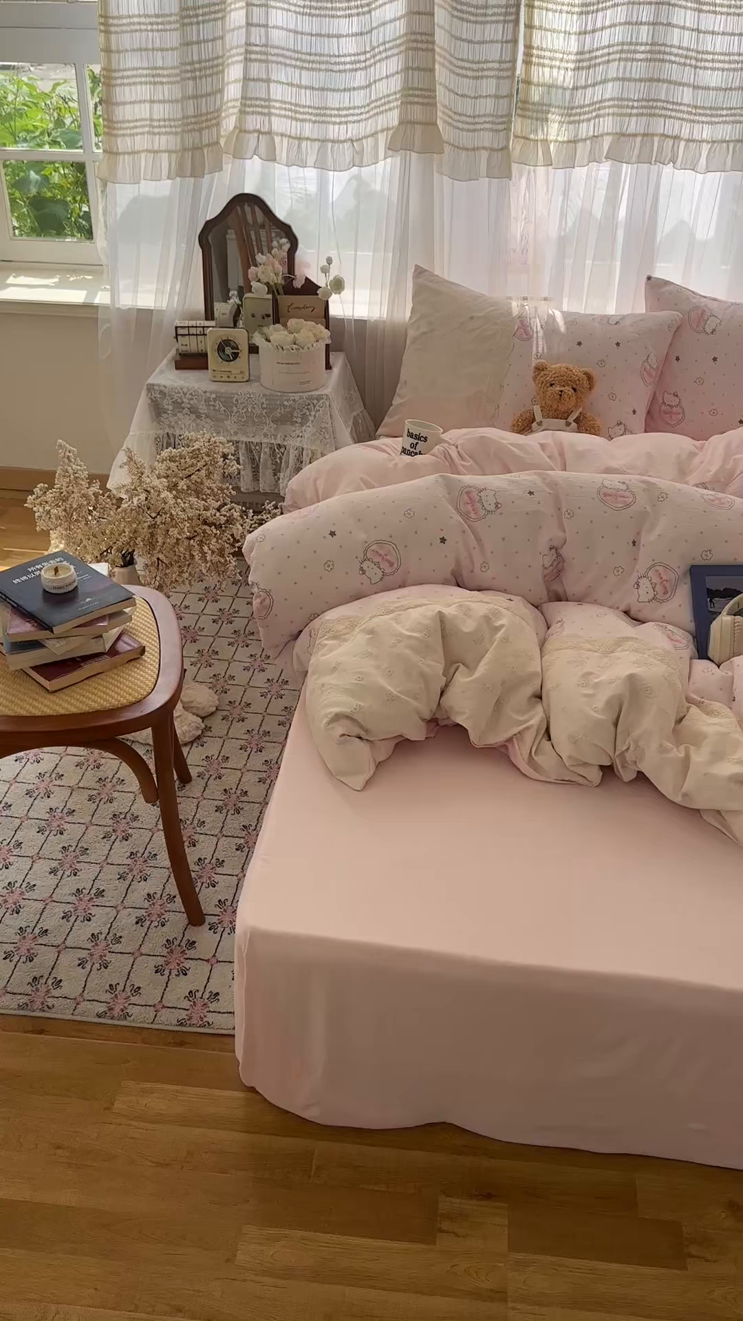 91家纺网 家纺一手货源 找家纺 顾里家纺 2025新款蕾丝花边卡哇伊云感皱皱纱四件套套件 爱心猫咪粉