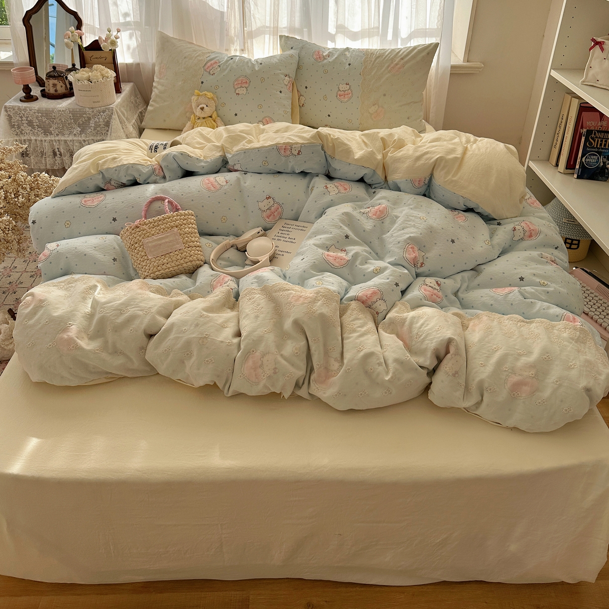 91家纺网 家纺一手货源 找家纺 顾里家纺 2025新款蕾丝花边卡哇伊云感皱皱纱四件套套件 爱心猫咪蓝