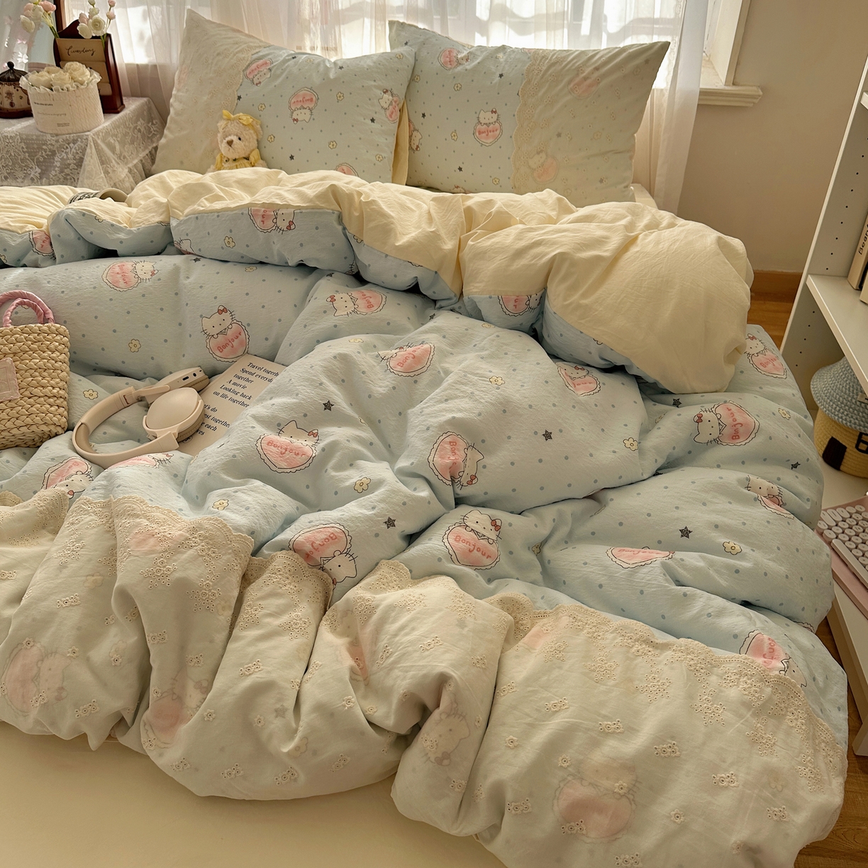 91家纺网 家纺一手货源 找家纺 顾里家纺 2025新款蕾丝花边卡哇伊云感皱皱纱四件套套件 爱心猫咪蓝