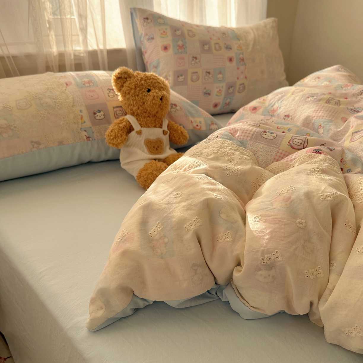 91家纺网 家纺一手货源 找家纺 顾里家纺 2025新款蕾丝花边卡哇伊云感皱皱纱四件套套件 猫咪消消乐