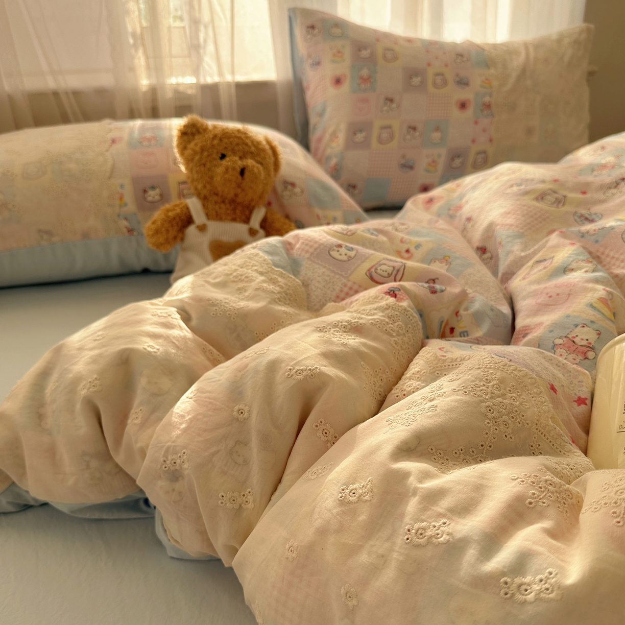 91家纺网 家纺一手货源 找家纺 顾里家纺 2025新款蕾丝花边卡哇伊云感皱皱纱四件套套件 猫咪消消乐