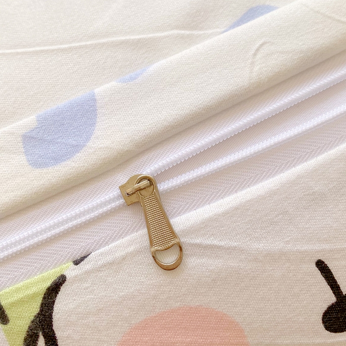 91家纺网 家纺一手货源 找家纺 芯宜佳 2025新款小清新斜纹印花双人枕套 朵彩萌熊