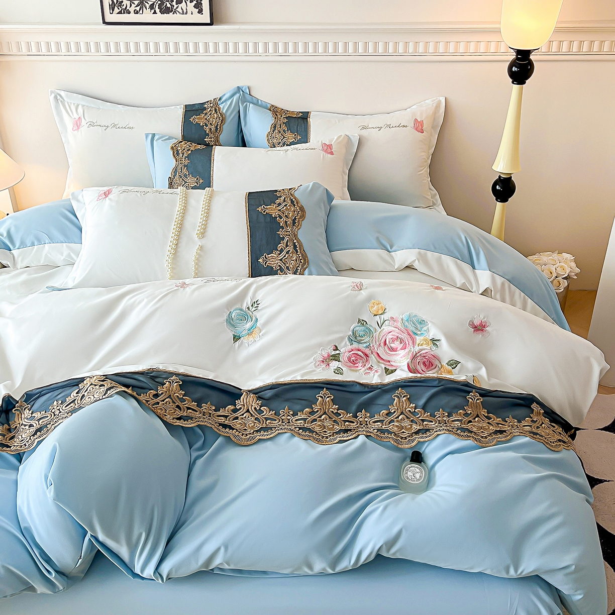 91家纺网 家纺一手货源 找家纺 艺玲家纺 2025新款轻奢高级感亲肤棉床单床盖床笠少女心刺绣四件套 花开半夏-蓝