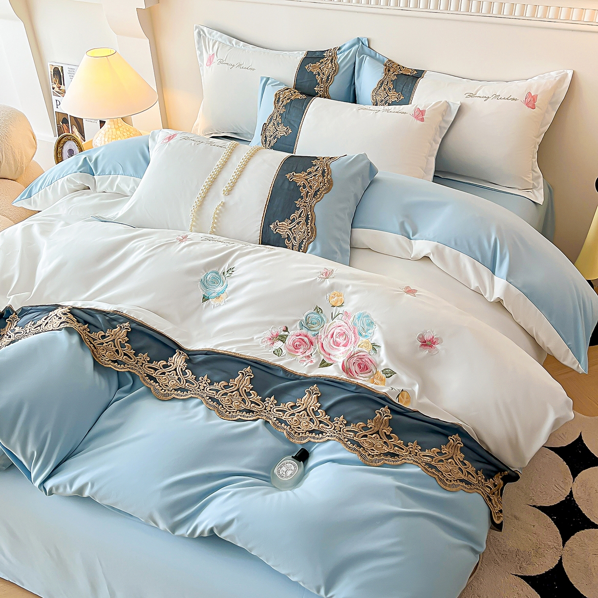 91家纺网 家纺一手货源 找家纺 艺玲家纺 2025新款轻奢高级感亲肤棉床单床盖床笠少女心刺绣四件套 花开半夏-蓝