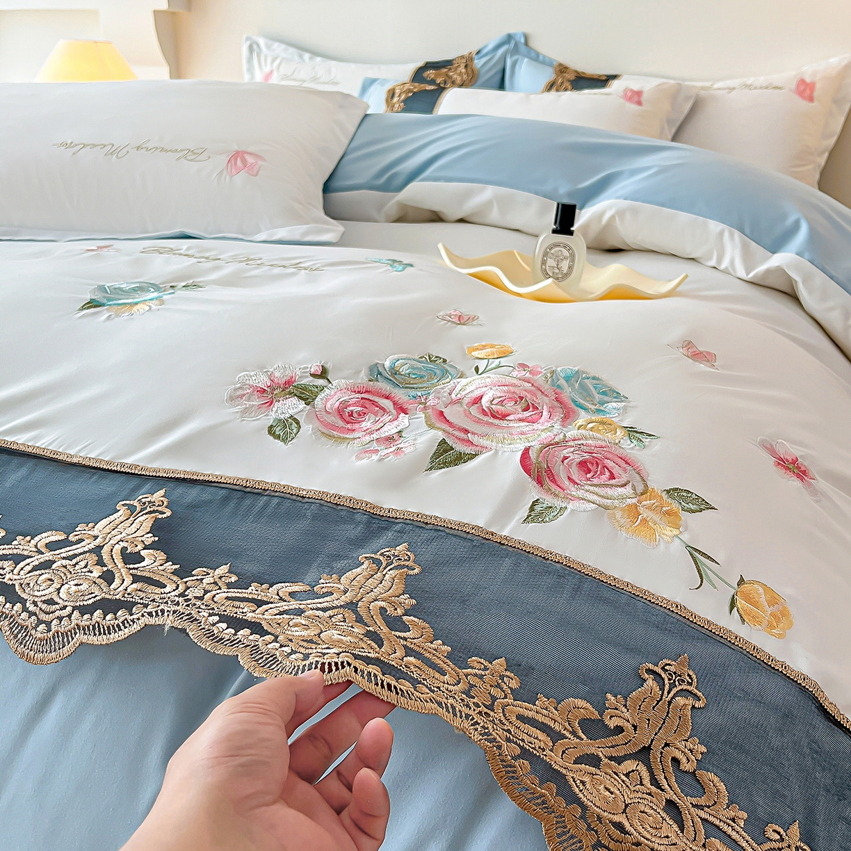 91家纺网 家纺一手货源 找家纺 艺玲家纺 2025新款轻奢高级感亲肤棉床单床盖床笠少女心刺绣四件套 花开半夏-蓝