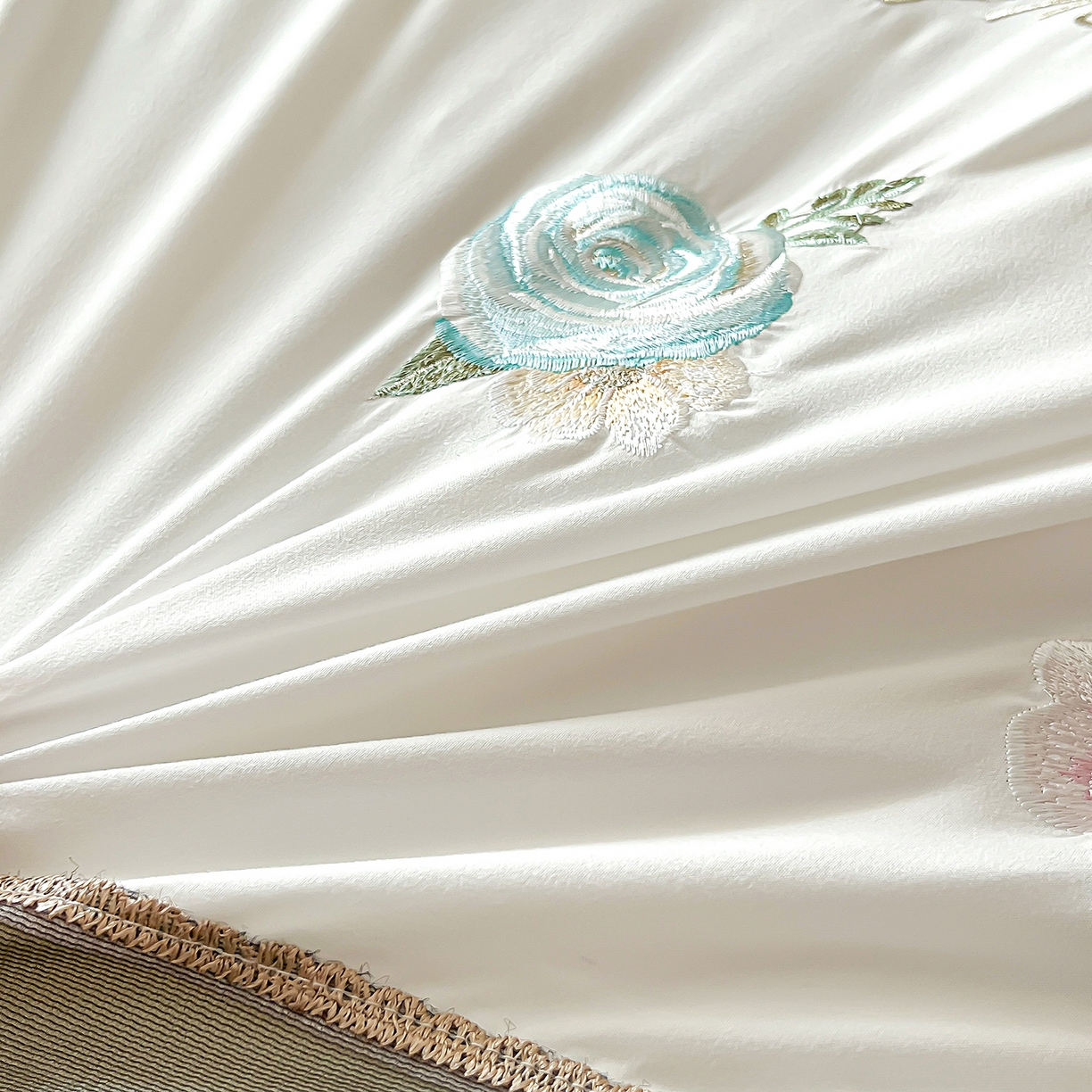 91家纺网 家纺一手货源 找家纺 艺玲家纺 2025新款轻奢高级感亲肤棉床单床盖床笠少女心刺绣四件套 花开半夏-绿