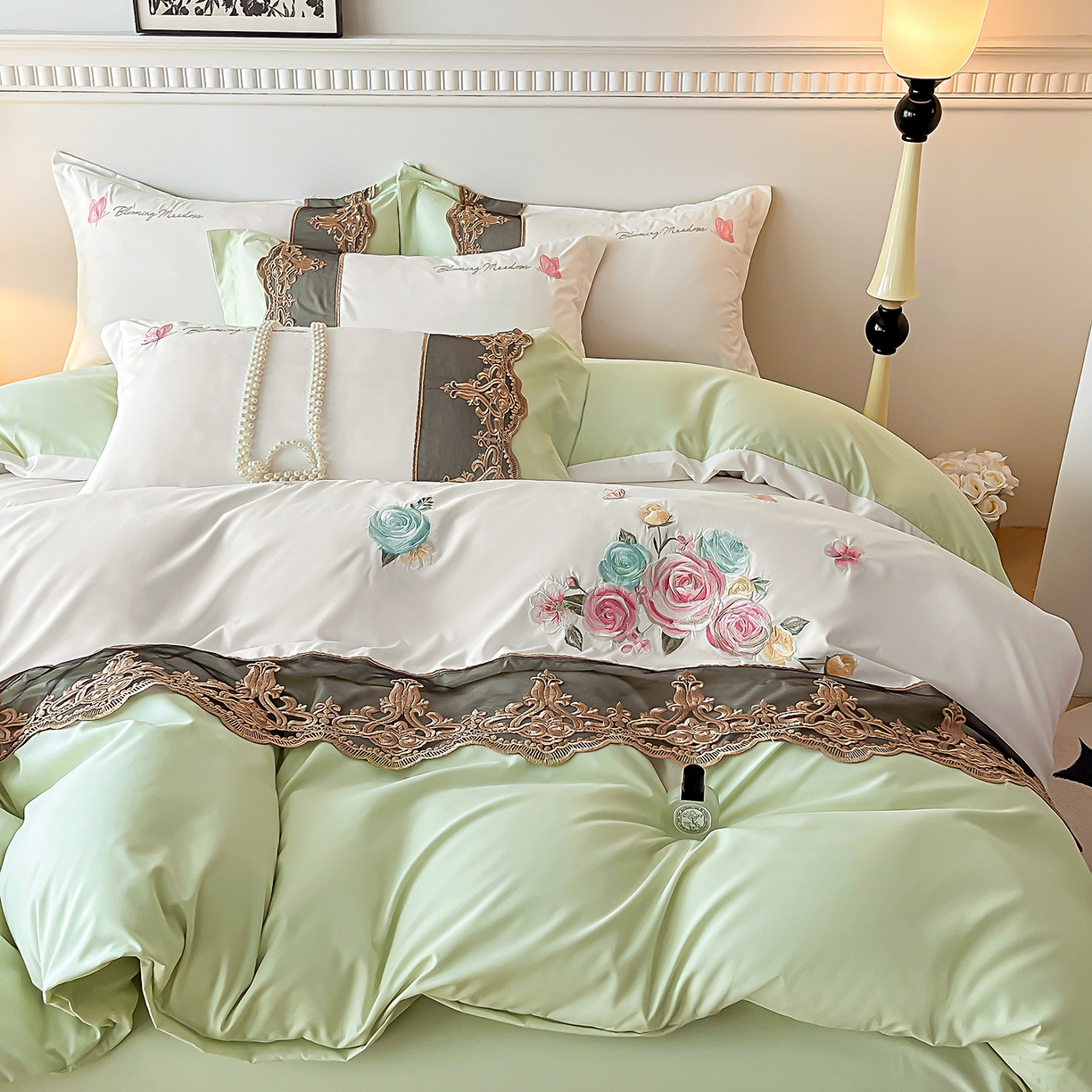 91家纺网 家纺一手货源 找家纺 艺玲家纺 2025新款轻奢高级感亲肤棉床单床盖床笠少女心刺绣四件套 花开半夏-绿