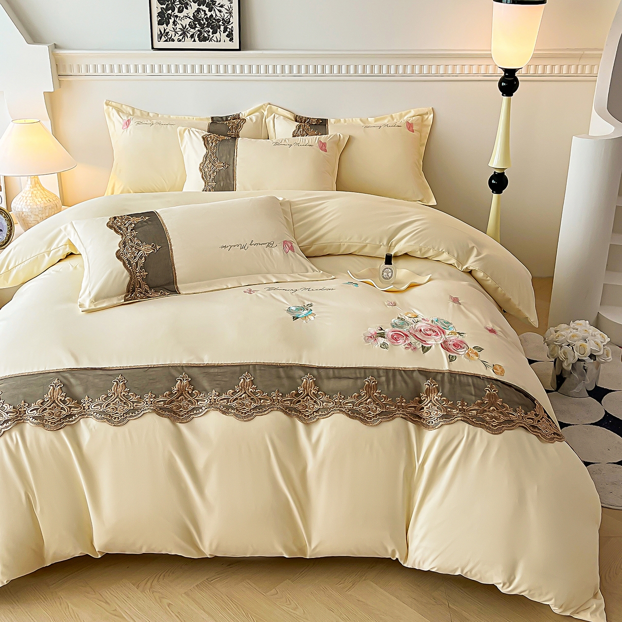 91家纺网 家纺一手货源 找家纺 艺玲家纺 2025新款轻奢高级感亲肤棉床单床盖床笠少女心刺绣四件套 花开半夏-米黄