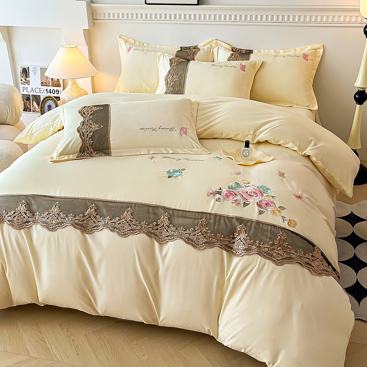 91家纺网 家纺一手货源 找家纺 艺玲家纺 2025新款轻奢高级感亲肤棉床单床盖床笠少女心刺绣四件套 花开半夏-米黄