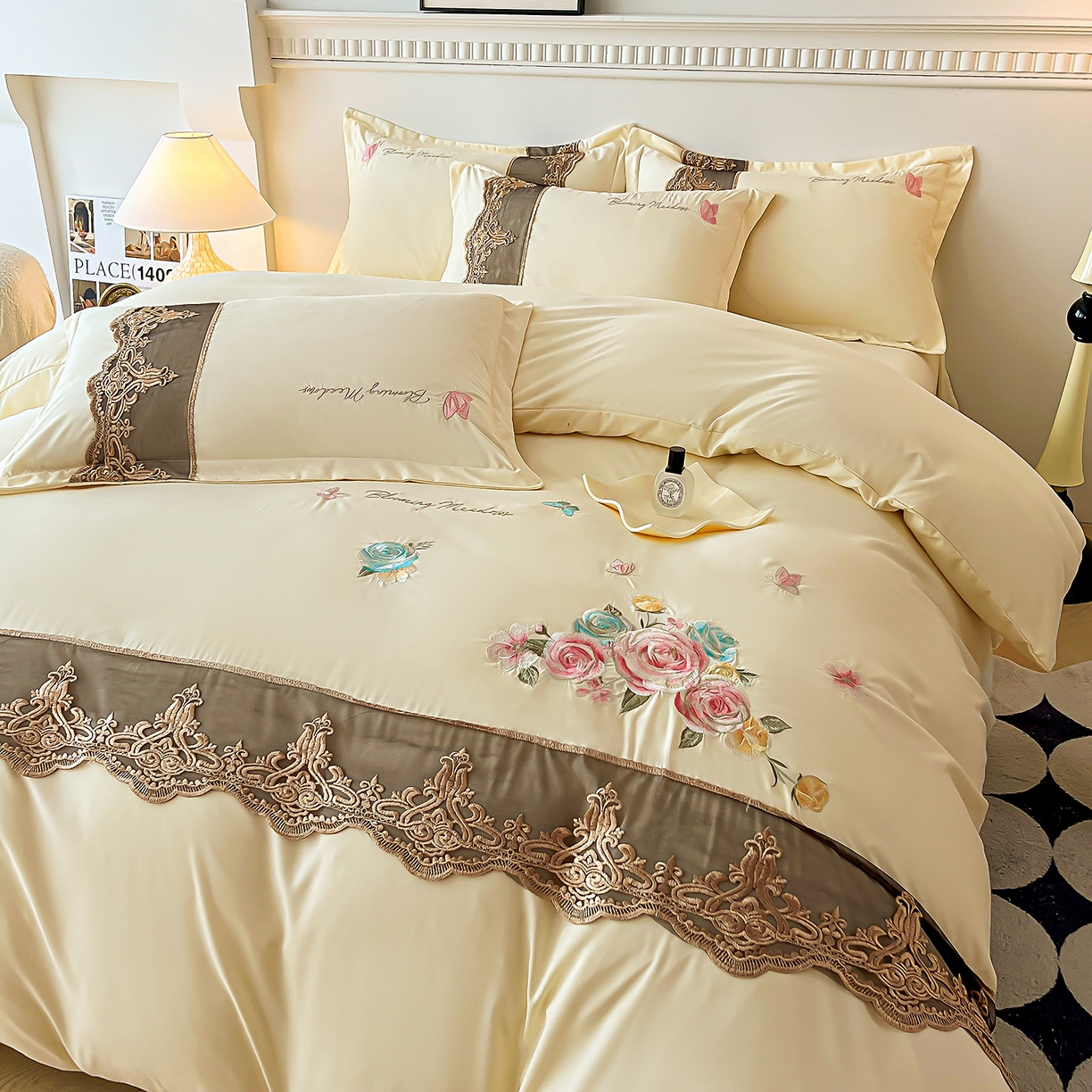 91家纺网 家纺一手货源 找家纺 艺玲家纺 2025新款轻奢高级感亲肤棉床单床盖床笠少女心刺绣四件套 花开半夏-米黄