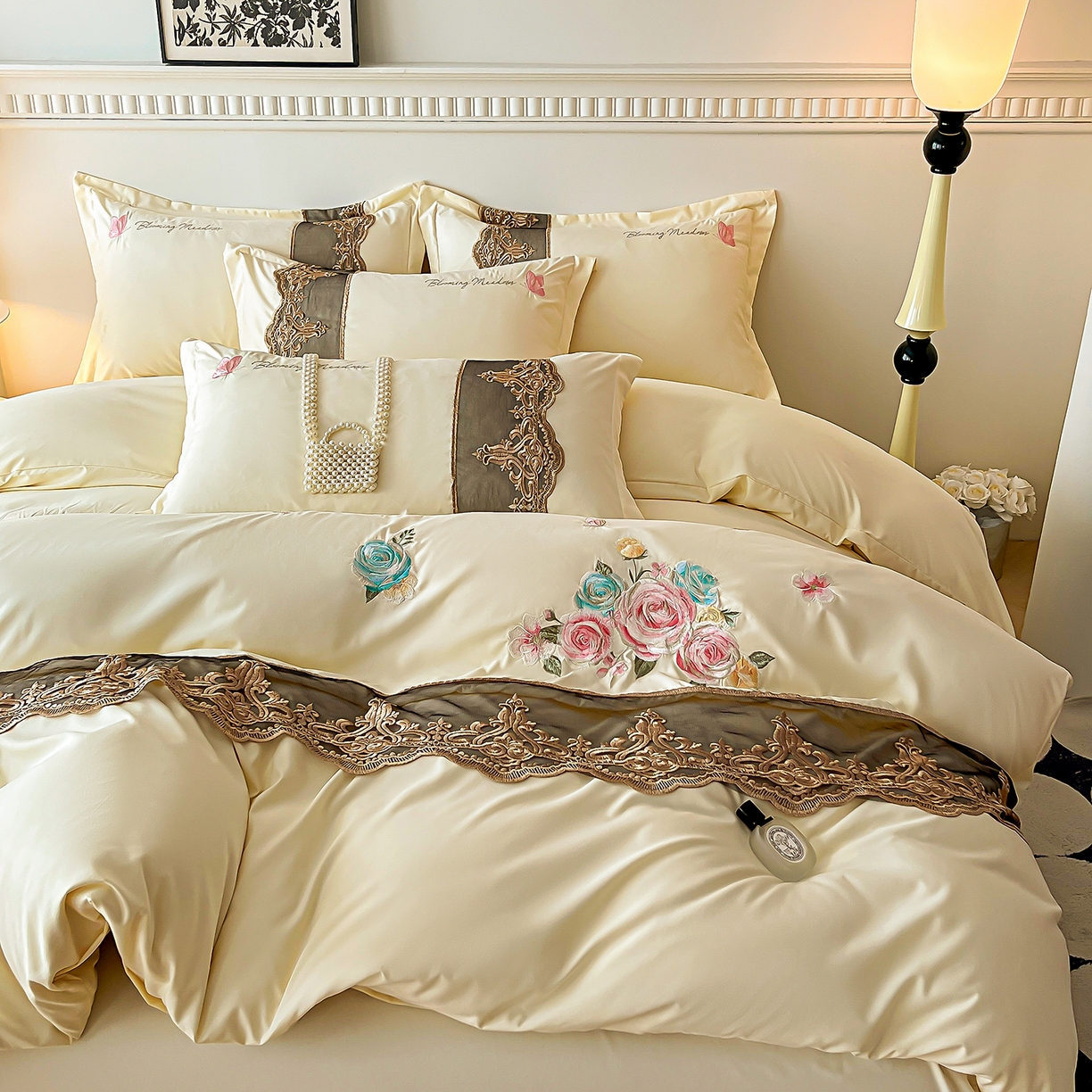 91家纺网 家纺一手货源 找家纺 艺玲家纺 2025新款轻奢高级感亲肤棉床单床盖床笠少女心刺绣四件套 花开半夏-米黄