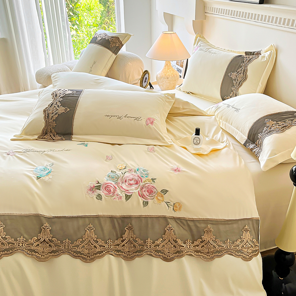 91家纺网 家纺一手货源 找家纺 艺玲家纺 2025新款轻奢高级感亲肤棉床单床盖床笠少女心刺绣四件套 花开半夏-米黄