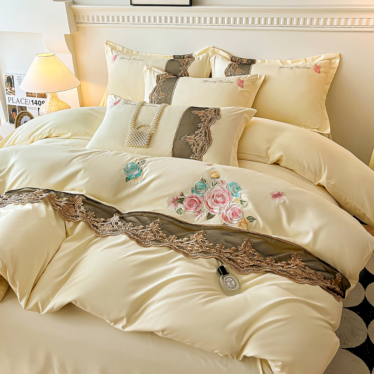 91家纺网 家纺一手货源 找家纺 艺玲家纺 2025新款轻奢高级感亲肤棉床单床盖床笠少女心刺绣四件套 花开半夏-米黄