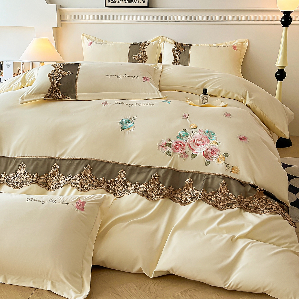 91家纺网 家纺一手货源 找家纺 艺玲家纺 2025新款轻奢高级感亲肤棉床单床盖床笠少女心刺绣四件套 花开半夏-米黄
