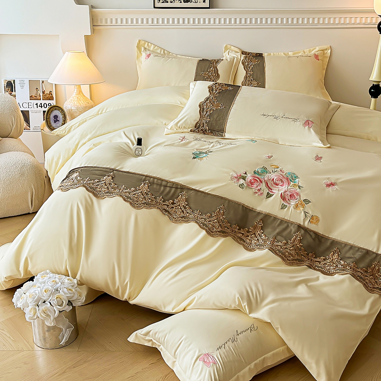 91家纺网 家纺一手货源 找家纺 艺玲家纺 2025新款轻奢高级感亲肤棉床单床盖床笠少女心刺绣四件套 花开半夏-米黄