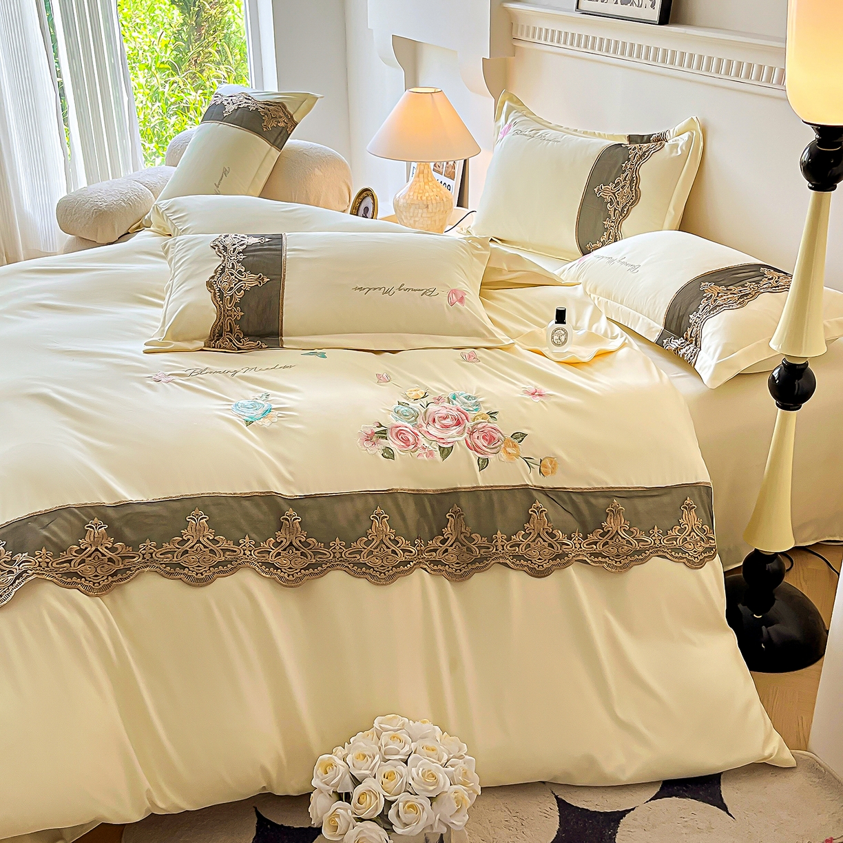 91家纺网 家纺一手货源 找家纺 艺玲家纺 2025新款轻奢高级感亲肤棉床单床盖床笠少女心刺绣四件套 花开半夏-米黄