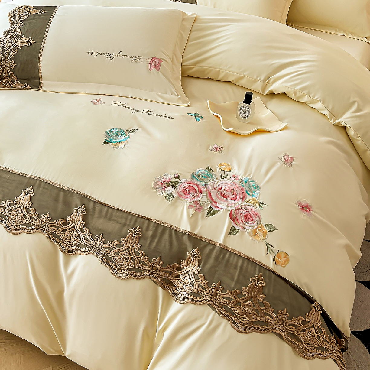 91家纺网 家纺一手货源 找家纺 艺玲家纺 2025新款轻奢高级感亲肤棉床单床盖床笠少女心刺绣四件套 花开半夏-米黄