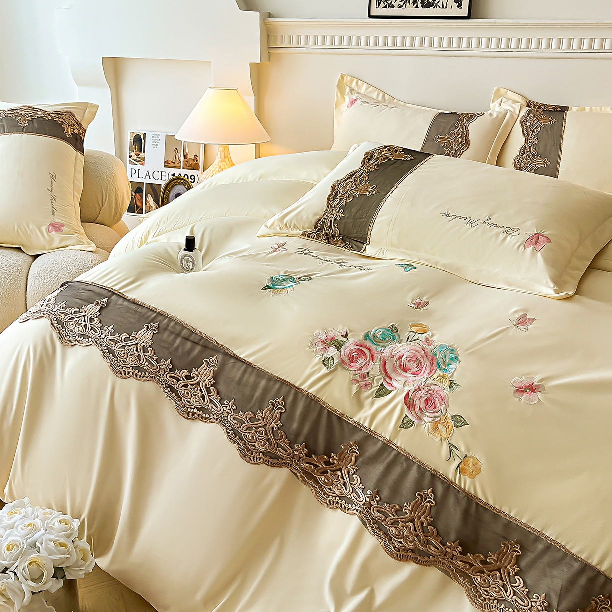 91家纺网 家纺一手货源 找家纺 艺玲家纺 2025新款轻奢高级感亲肤棉床单床盖床笠少女心刺绣四件套 花开半夏-米黄