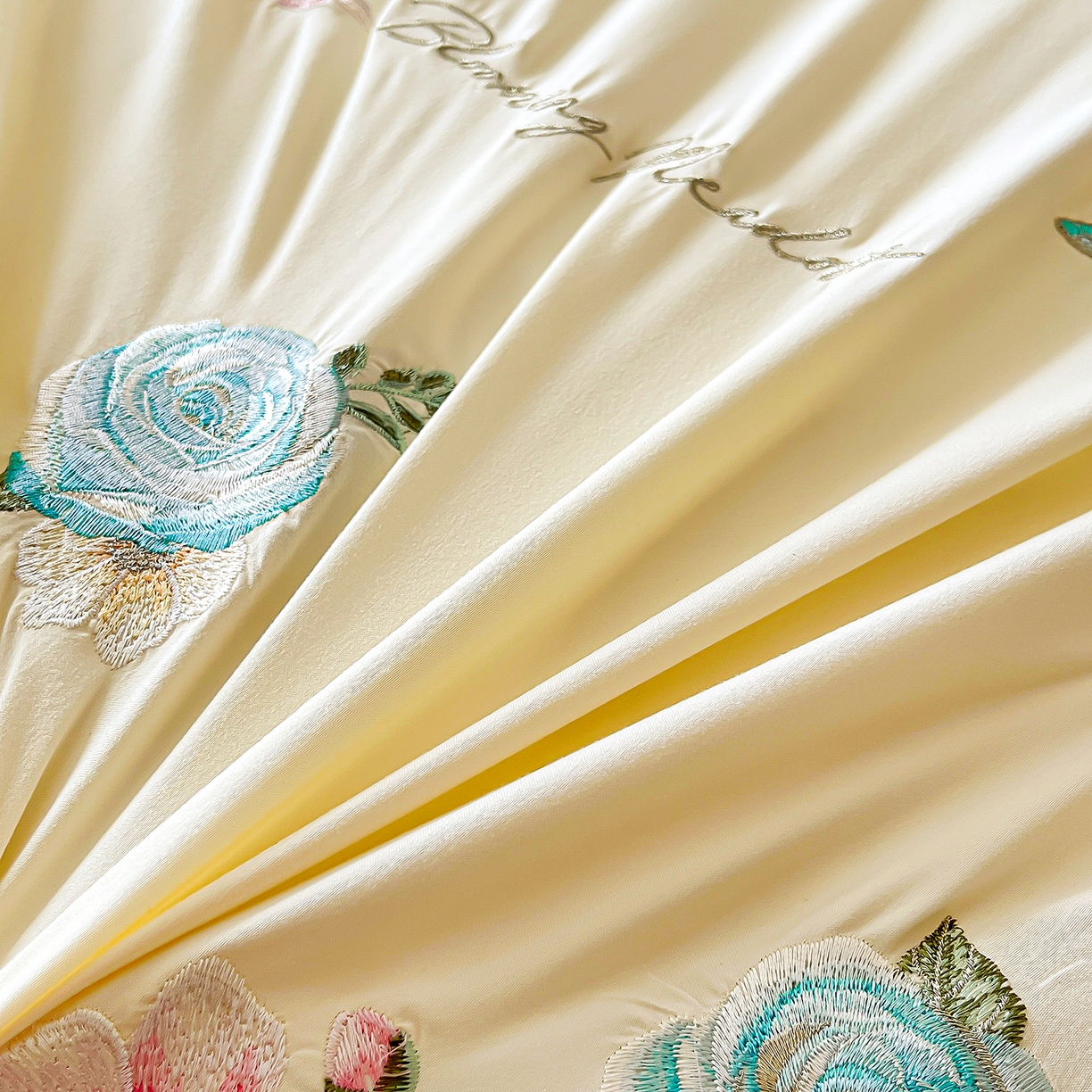 91家纺网 家纺一手货源 找家纺 艺玲家纺 2025新款轻奢高级感亲肤棉床单床盖床笠少女心刺绣四件套 花开半夏-米黄