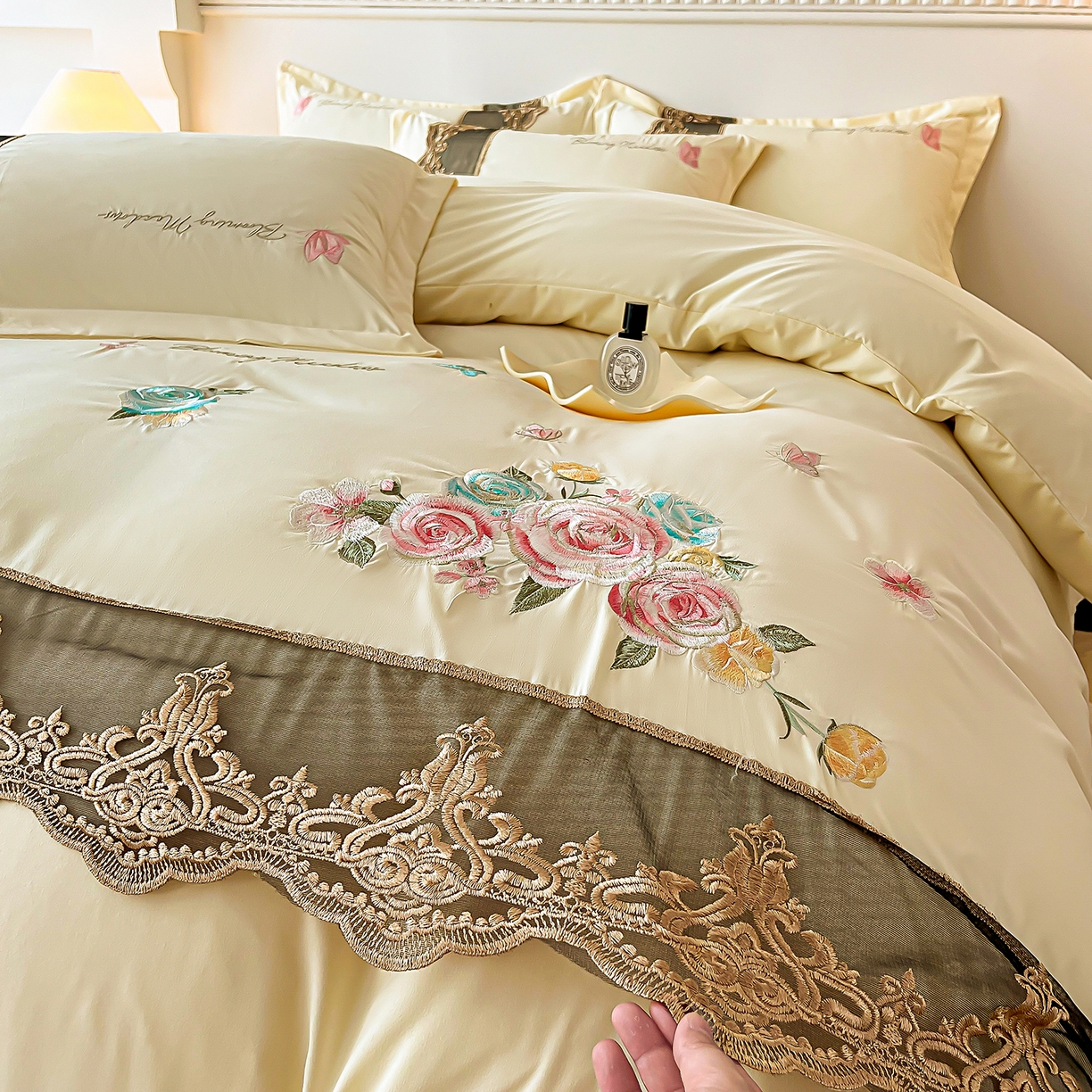 91家纺网 家纺一手货源 找家纺 艺玲家纺 2025新款轻奢高级感亲肤棉床单床盖床笠少女心刺绣四件套 花开半夏-米黄