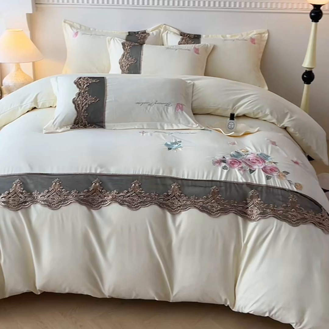 91家纺网 家纺一手货源 找家纺 艺玲家纺 2025新款轻奢高级感亲肤棉床单床盖床笠少女心刺绣四件套 花开半夏-米黄