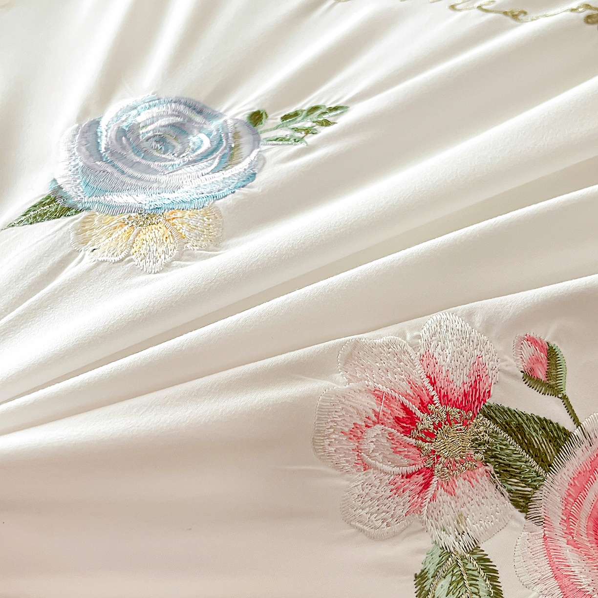 91家纺网 家纺一手货源 找家纺 艺玲家纺 2025新款轻奢高级感亲肤棉床单床盖床笠少女心刺绣四件套 花开半夏-玉