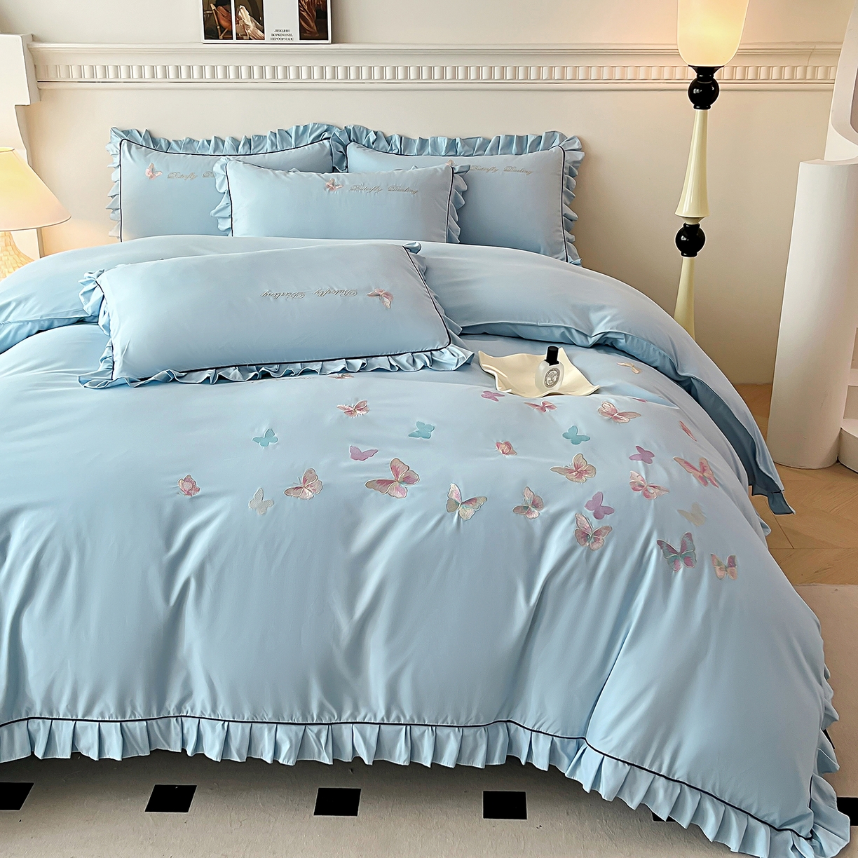 91家纺网 家纺一手货源 找家纺 艺玲家纺 2025新款轻奢高级感亲肤棉床单床盖床笠少女心刺绣四件套 蝴蝶梦-蓝