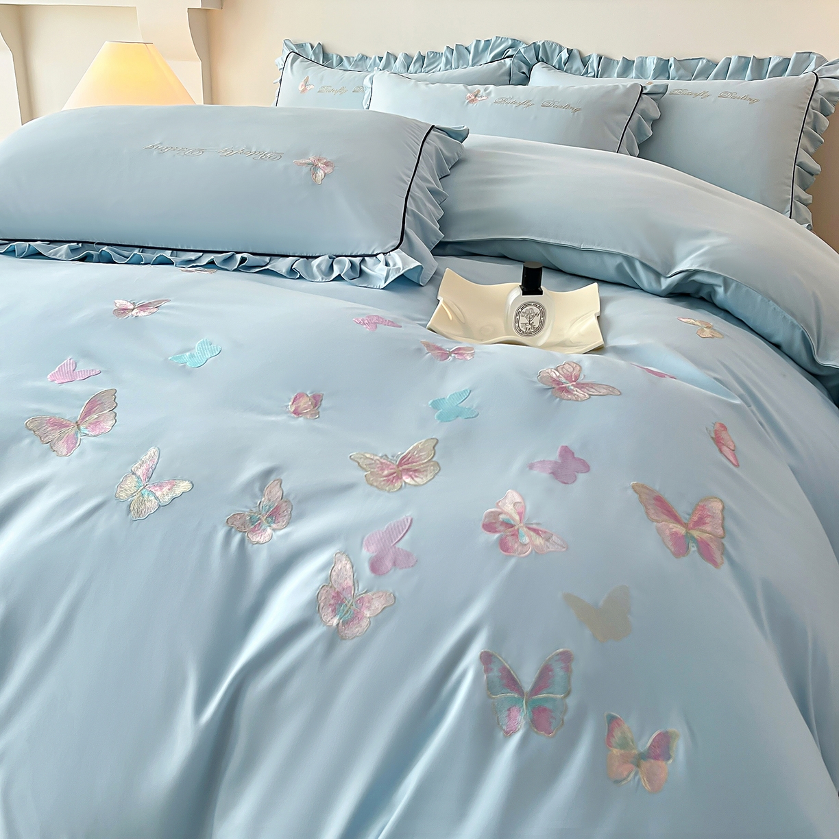 91家纺网 家纺一手货源 找家纺 艺玲家纺 2025新款轻奢高级感亲肤棉床单床盖床笠少女心刺绣四件套 蝴蝶梦-蓝