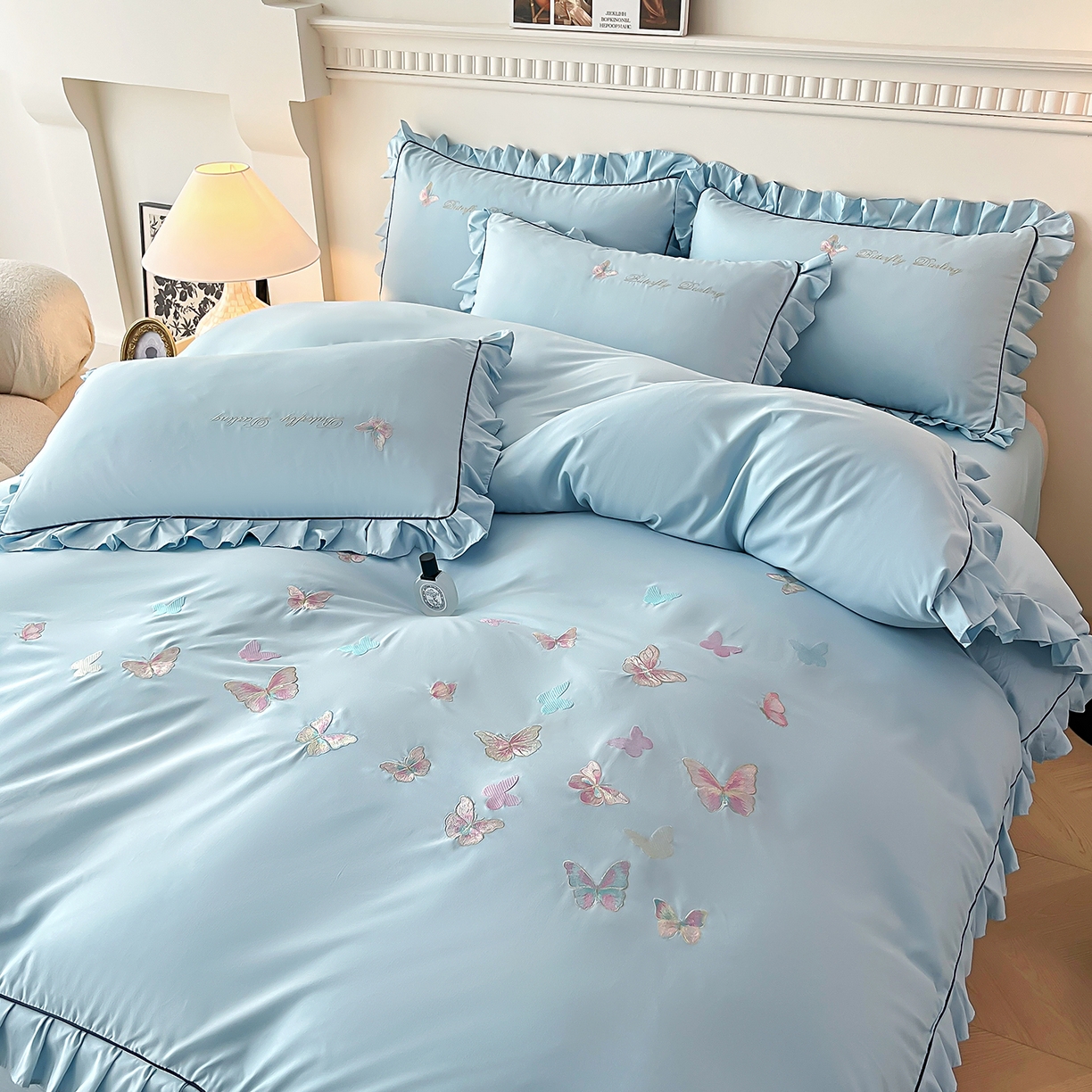 91家纺网 家纺一手货源 找家纺 艺玲家纺 2025新款轻奢高级感亲肤棉床单床盖床笠少女心刺绣四件套 蝴蝶梦-蓝