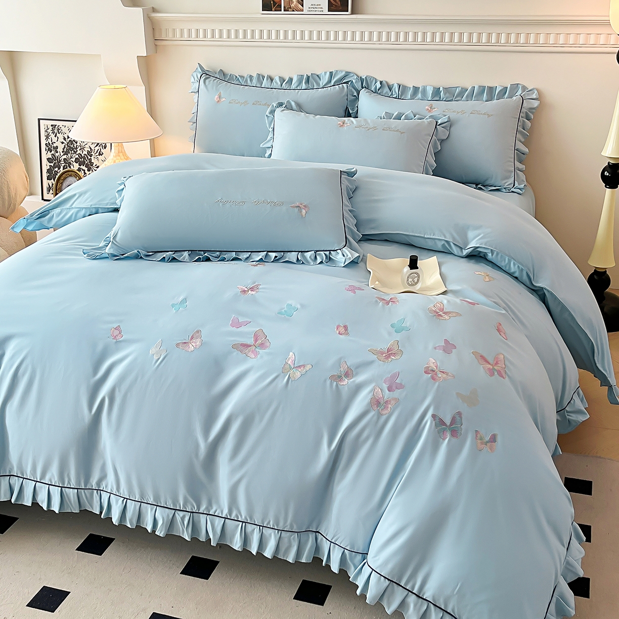 91家纺网 家纺一手货源 找家纺 艺玲家纺 2025新款轻奢高级感亲肤棉床单床盖床笠少女心刺绣四件套 蝴蝶梦-蓝