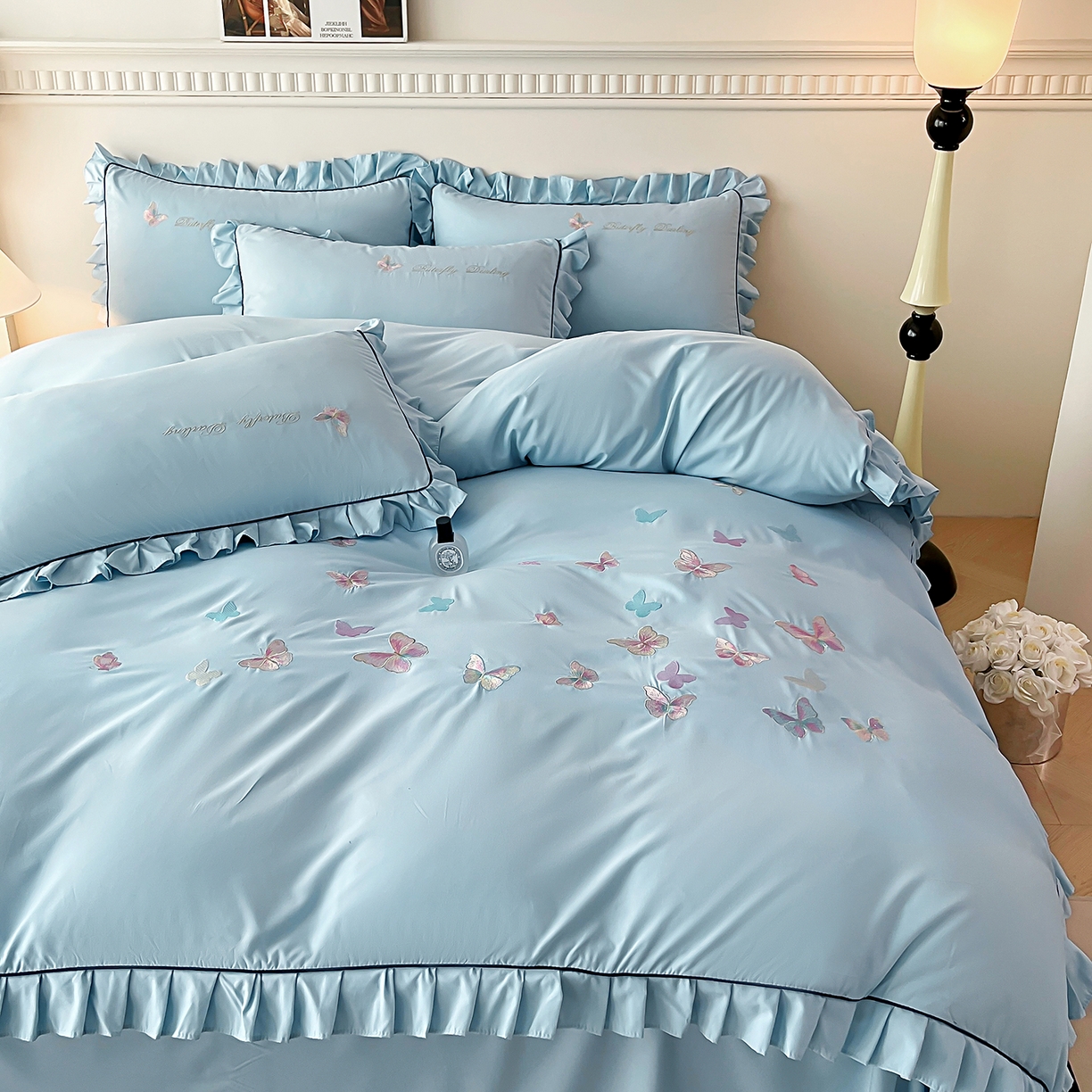 91家纺网 家纺一手货源 找家纺 艺玲家纺 2025新款轻奢高级感亲肤棉床单床盖床笠少女心刺绣四件套 蝴蝶梦-蓝