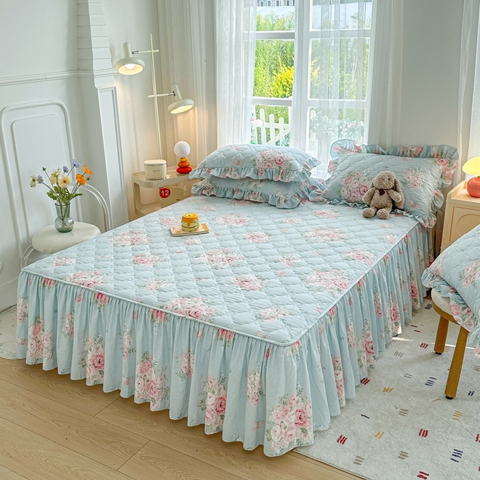 91家纺网 家纺一手货源 找家纺 忘忧草 2025新款亲肤水洗棉夹棉床裙--小清新系列 安娜花园