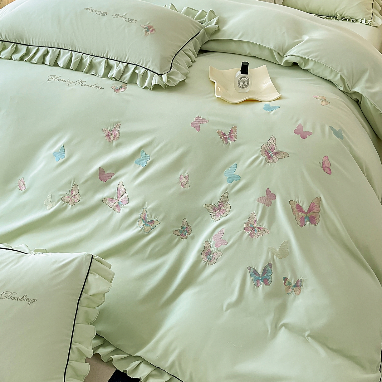 91家纺网 家纺一手货源 找家纺 艺玲家纺 2025新款轻奢高级感亲肤棉床单床盖床笠少女心刺绣四件套 蝴蝶梦-绿