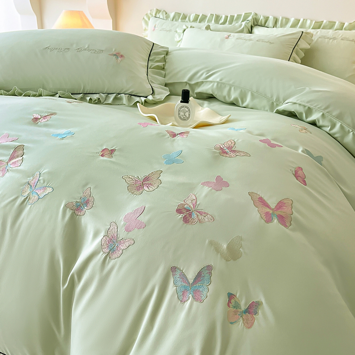 91家纺网 家纺一手货源 找家纺 艺玲家纺 2025新款轻奢高级感亲肤棉床单床盖床笠少女心刺绣四件套 蝴蝶梦-绿