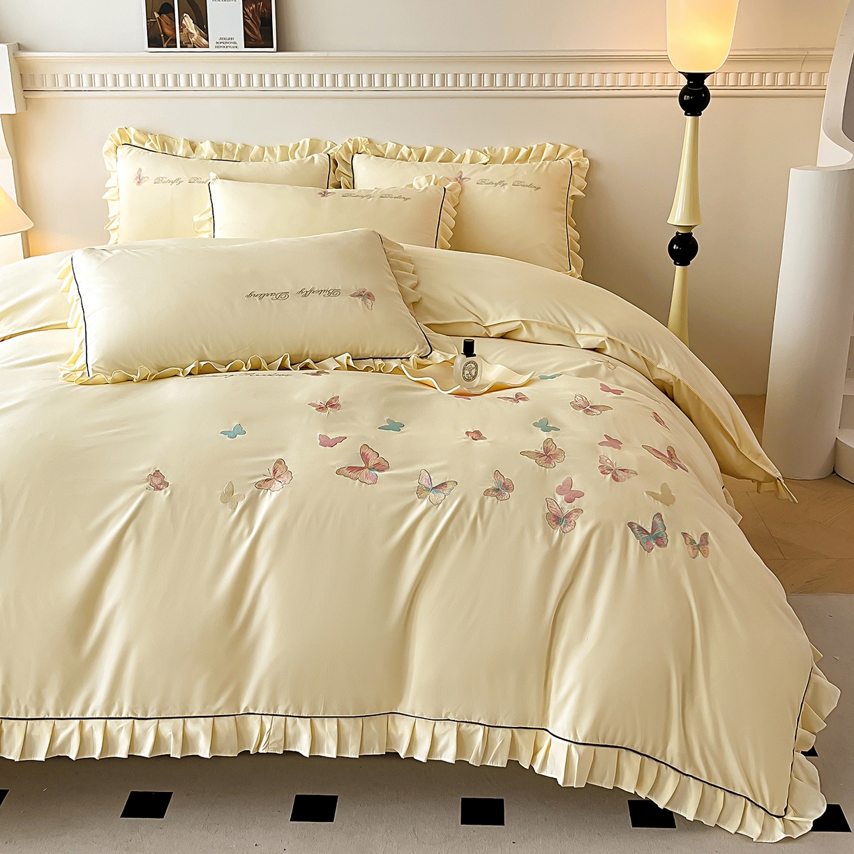 91家纺网 家纺一手货源 找家纺 艺玲家纺 2025新款轻奢高级感亲肤棉床单床盖床笠少女心刺绣四件套 蝴蝶梦-米黄