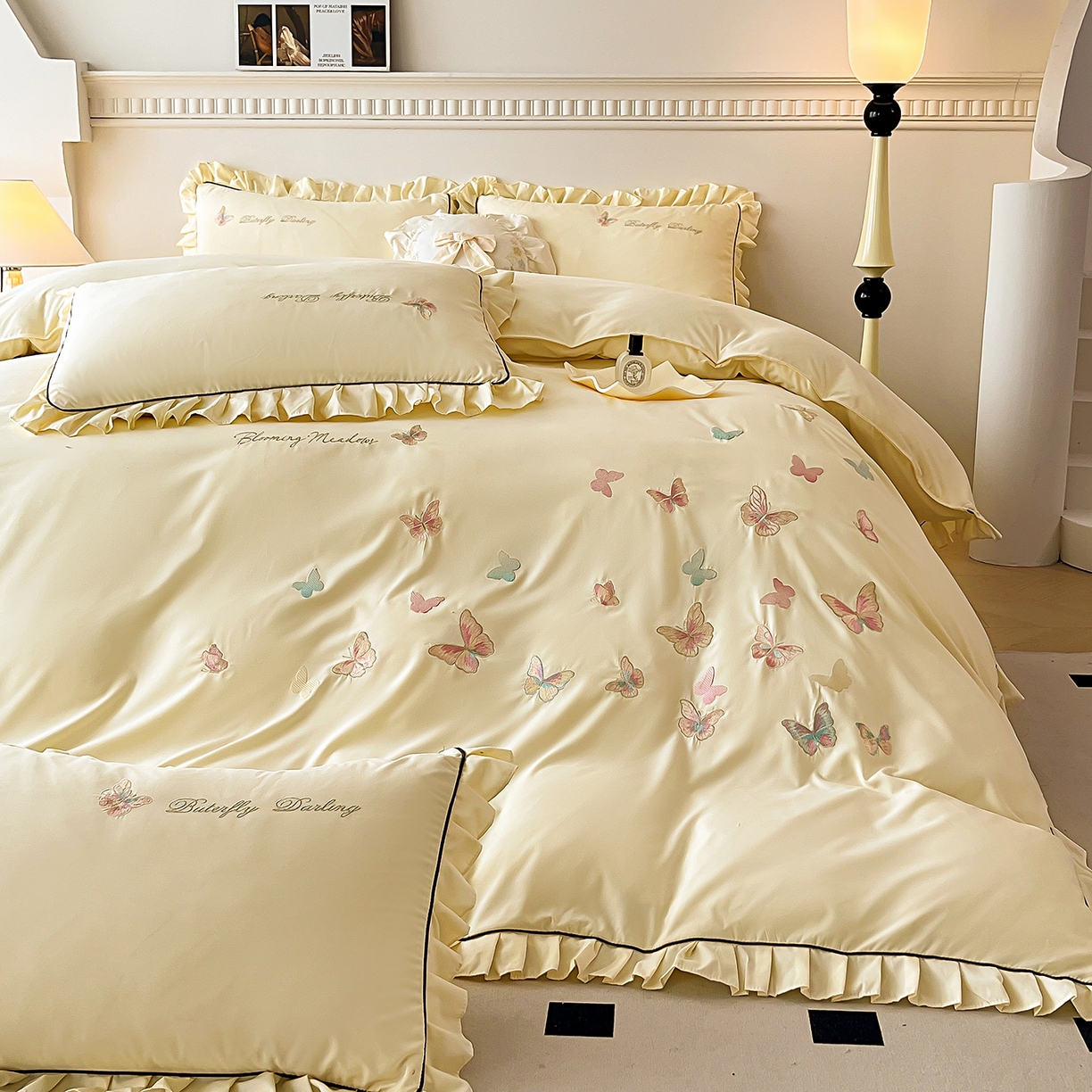 91家纺网 家纺一手货源 找家纺 艺玲家纺 2025新款轻奢高级感亲肤棉床单床盖床笠少女心刺绣四件套 蝴蝶梦-米黄