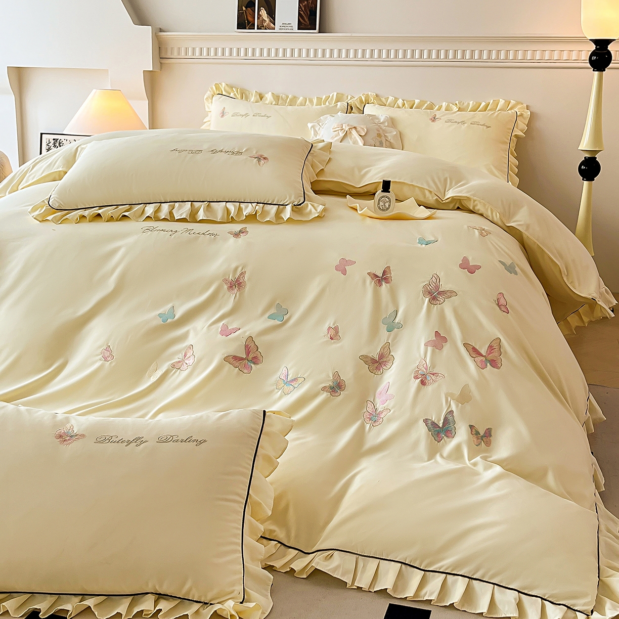 91家纺网 家纺一手货源 找家纺 艺玲家纺 2025新款轻奢高级感亲肤棉床单床盖床笠少女心刺绣四件套 蝴蝶梦-米黄