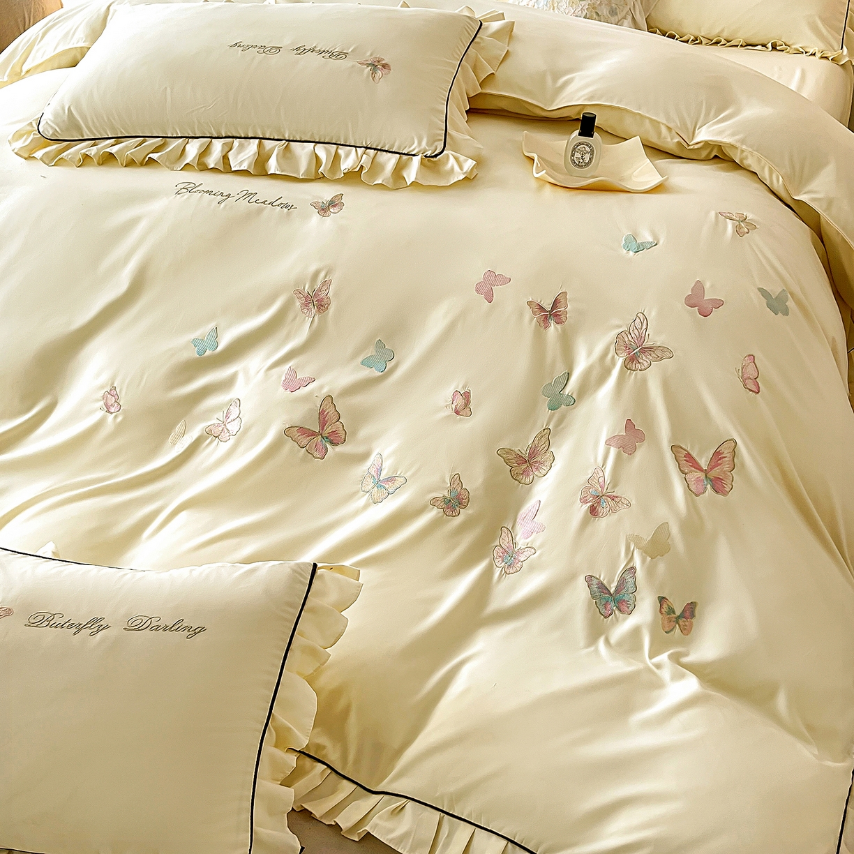 91家纺网 家纺一手货源 找家纺 艺玲家纺 2025新款轻奢高级感亲肤棉床单床盖床笠少女心刺绣四件套 蝴蝶梦-米黄