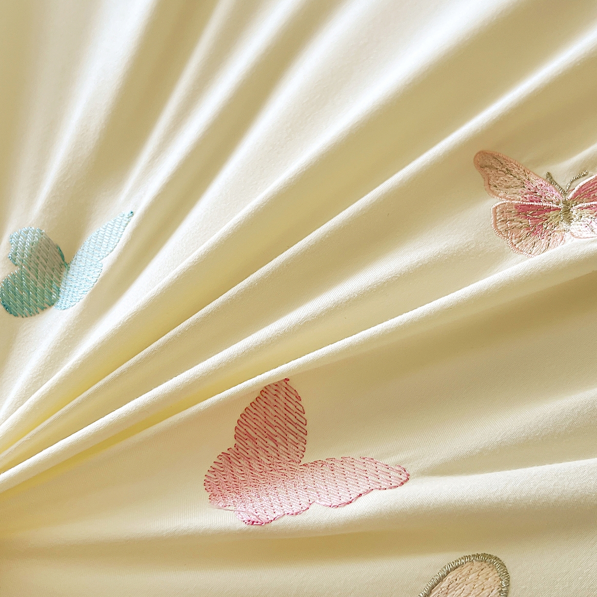 91家纺网 家纺一手货源 找家纺 艺玲家纺 2025新款轻奢高级感亲肤棉床单床盖床笠少女心刺绣四件套 蝴蝶梦-米黄