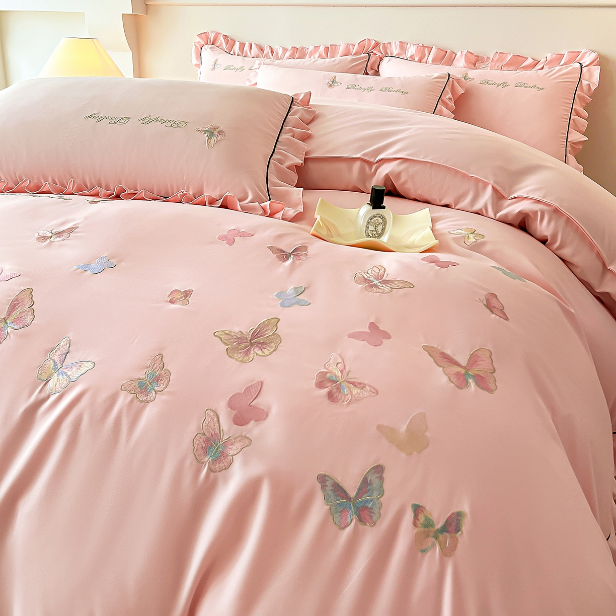 91家纺网 家纺一手货源 找家纺 艺玲家纺 2025新款轻奢高级感亲肤棉床单床盖床笠少女心刺绣四件套 蝴蝶梦-玉