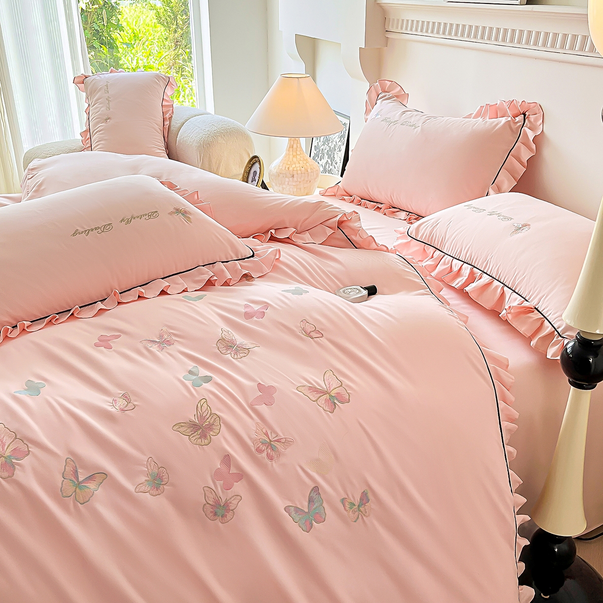 91家纺网 家纺一手货源 找家纺 艺玲家纺 2025新款轻奢高级感亲肤棉床单床盖床笠少女心刺绣四件套 蝴蝶梦-玉