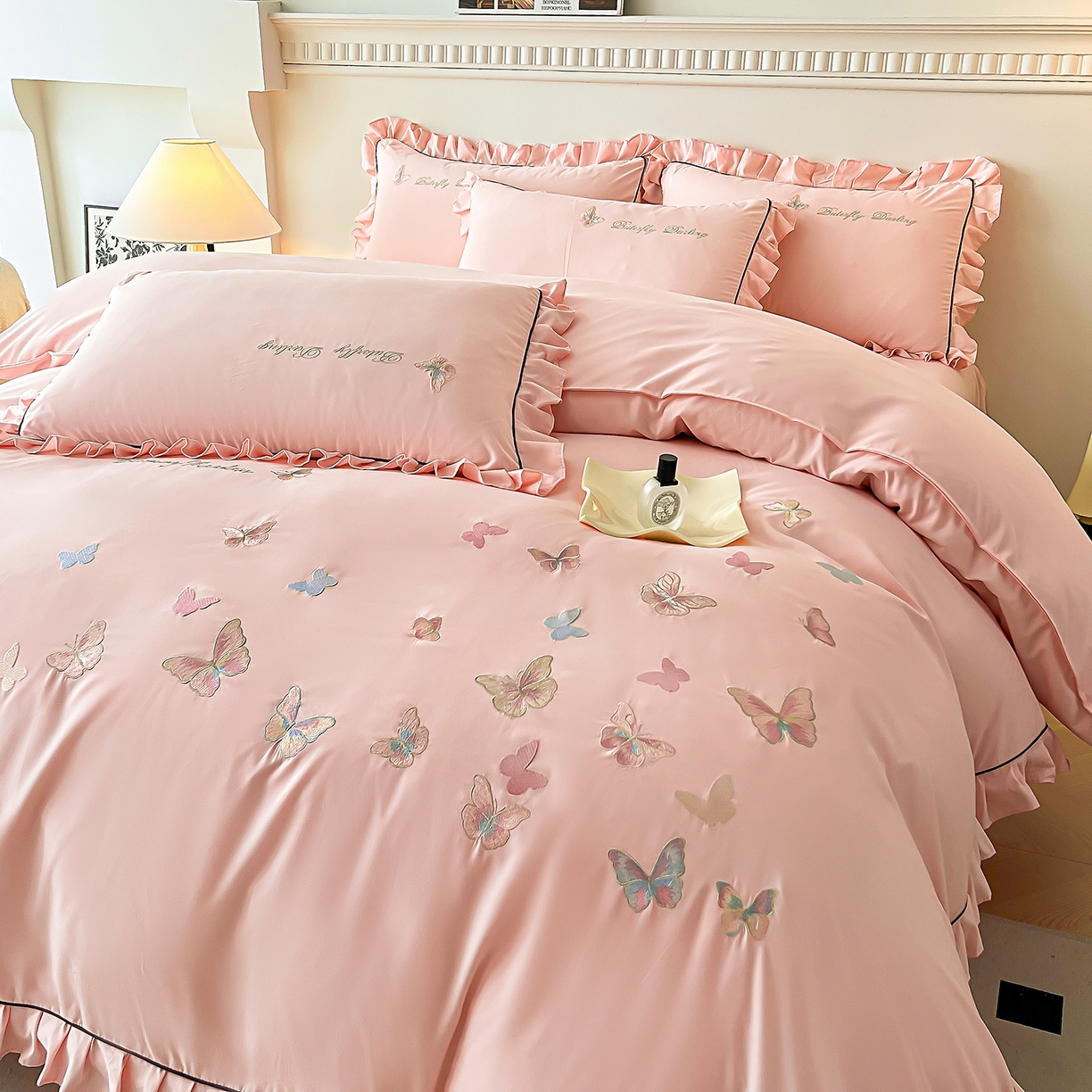 91家纺网 家纺一手货源 找家纺 艺玲家纺 2025新款轻奢高级感亲肤棉床单床盖床笠少女心刺绣四件套 蝴蝶梦-玉