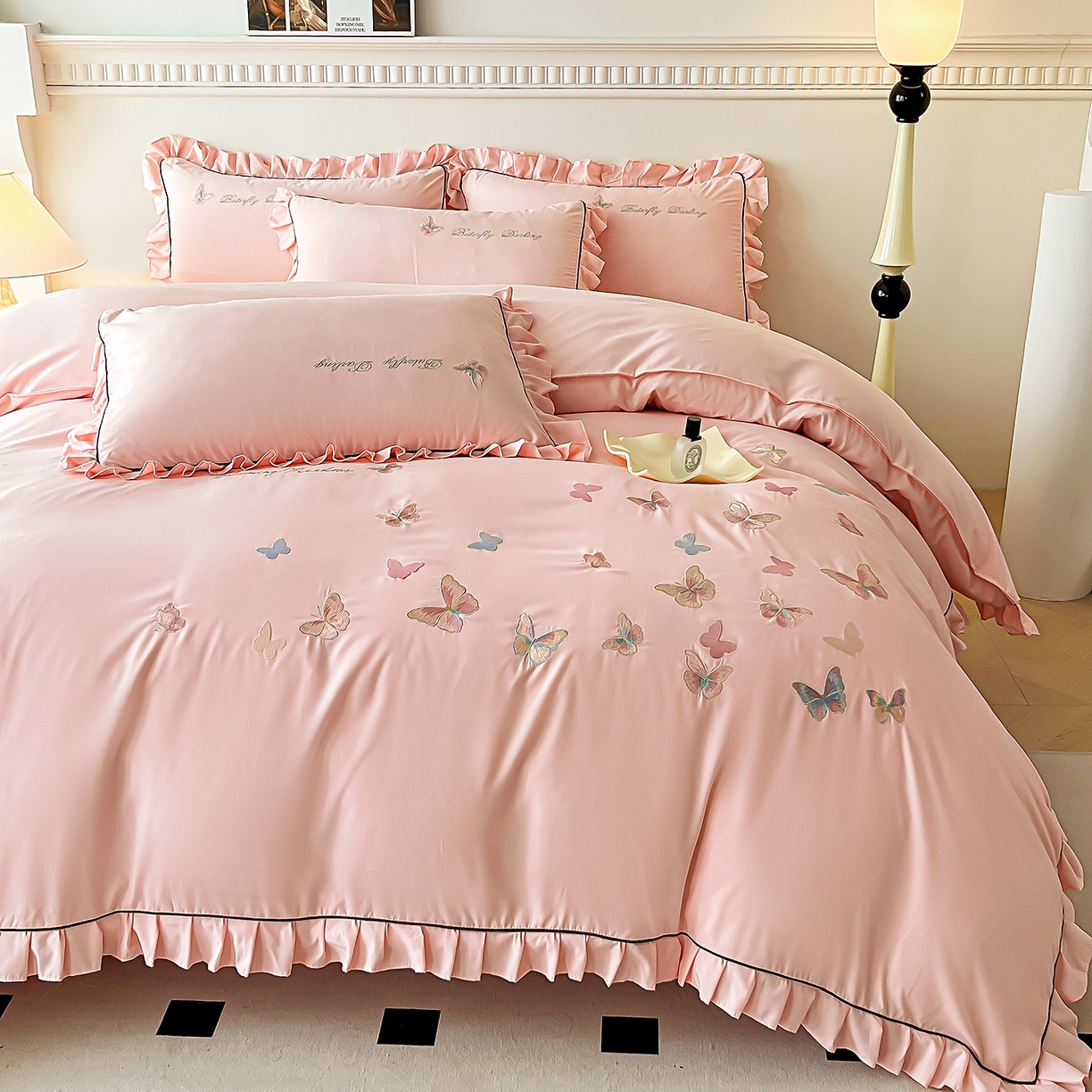 91家纺网 家纺一手货源 找家纺 艺玲家纺 2025新款轻奢高级感亲肤棉床单床盖床笠少女心刺绣四件套 蝴蝶梦-玉