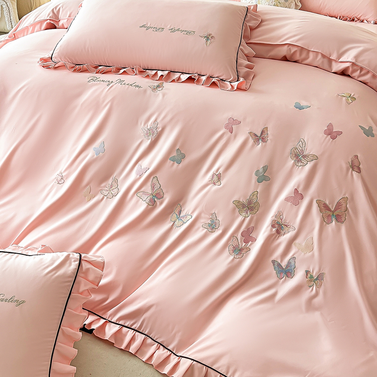 91家纺网 家纺一手货源 找家纺 艺玲家纺 2025新款轻奢高级感亲肤棉床单床盖床笠少女心刺绣四件套 蝴蝶梦-玉