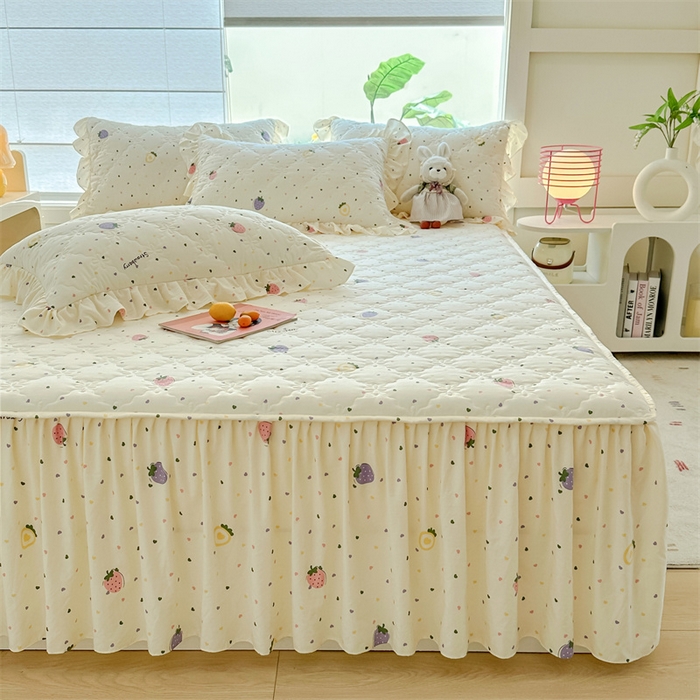 91家纺网 家纺一手货源 找家纺 忘忧草 2025新款亲肤水洗棉夹棉床裙--小清新系列 甜蜜草莓