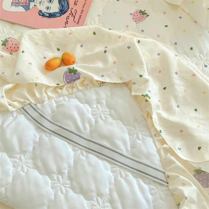 91家纺网 家纺一手货源 找家纺 忘忧草 2025新款亲肤水洗棉夹棉床裙--小清新系列 甜蜜草莓